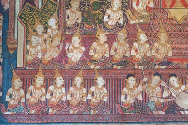 Malowidła ścienne w kaplicy Buddhaisawan przedstawiające uroczystości królewskiego ślubu rodziców Bodhisattwy, króla Suddhodany z klanu Sakya i księżniczki Mahamayi.