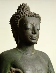 Stojący Budda z Buriram (brąz) (szczegół)