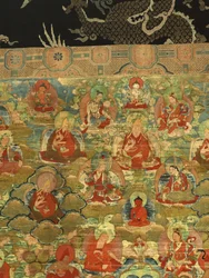 Fragment Trzeciego Panczenlamy Losan Penden Yeshe (gwasz na tkaninie)