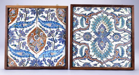 Dachówka Iznik z kwiatami śliwy i tulipanami, wykonana ok. 1570 r. i XVII-wieczna dachówka Iznik z czerwono-niebieską dwojoną palmetą, ok. 1570 r.; XVII wiek (ceramika)