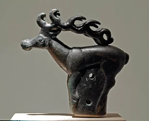 Art Scythe (Scythic Civilization lub Scythia): zoomorficzna osłona przedstawiająca jelenia. Obiekt z brązu z VI-II wieku p.n.e. Sankt Petersburg, Ermitaż