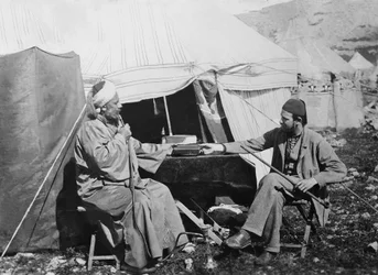 Yakub es Shellaby, prezentujący kapitanowi C. Warrenowi księgę samarytańskich modlitw dla arcybiskupa Yorku, dystrykt Samaria, Palestyna, 1867 r.