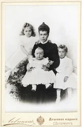 Wielka Księżna Ksenia Aleksandrowna Rosji z dziećmi Irina Aleksandrowna, Andrei..., 1903.
