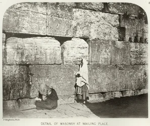 Zewnętrzna część Haram-Ash-Sharif, detal muru przy Wailing Place, ok. 1864-65 zdjęcie bw