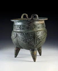 Naczynie Li, noszące wzór taotie, okres Erligang, dynastia Shang, ok. 1500-1050 pne (brąz)