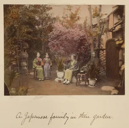 Japońska rodzina w swoim ogrodzie