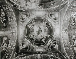 Fragment kopuły z Chrystusem Pantokratorem pośrodku (mozaika) (zdjęcie czarno-białe)