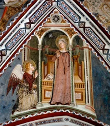 Fresk Zwiastowania Kaplicy Dziewicy wykonany przez szkołę ze Sieny z XIV wieku - Klasztor Św. Benedeta (Sacro Speco), Subiaco (Rzym), Włochy