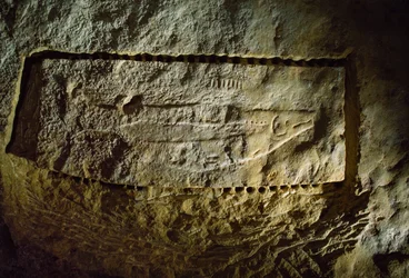 Prehistoryczna rzeźba jaskiniowa przedstawiająca łososia, z Abri du Poisson ("Fish Rock She...