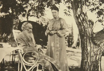 Rosyjski pisarz Lew Tołstoj i jego żona Sophia nad Morzem Czarnym, Krym, Rosja, 1902