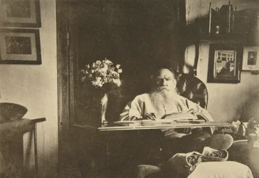Rosyjski pisarz Lew Tołstoj z chorą nogą, Rosja, 1908