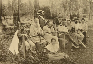 Rosyjski pisarz Lew Tołstoj z gośćmi, Jasna Polana, niedaleko Tuły, Rosja, 1895.