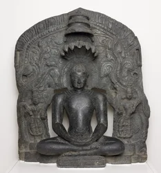 Jain Tirthankar Parshvanath z wężowym kapturem siedzącym w medytacji (Dhyamudra), z Karnataki w Indiach (Chloryt)