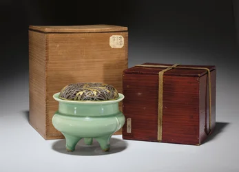 Duża seledynowa kadzielnica trójnożna Longquan z japońską złoconą metalową pokrywą (ceramiczną) (patrz również 349486)