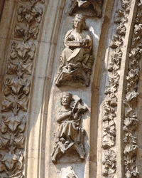 Archiwolta portalu centralnego elewacji zachodniej, detal skrzypka i cytarnika, ok. 1900 r. 1350-1400 (wysoki relief)