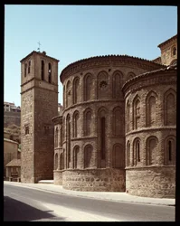 Art mudejar: widok absydy kościoła Santiago de Arrabal, XIII w. Toledo, Hiszpania