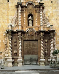 Fragment fasady kościoła San Bartolome, Benicarlo, Hiszpania, zbudowanego w XVIII wieku (foto)