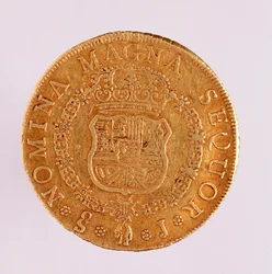 Złota moneta (8 ecu) z Hiszpanii: Panowanie Ferdynanda VI (1746-1759). 1759 Średnica. 3,5 cm Neapol, muzeum archeologiczne