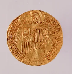 Złota moneta z Hiszpanii: panowanie Królów Katolickich Ferdynanda i Izabeli (Ferdynand II Aragoński i Izabela I Kastylijska). 1474-1516. Średnica 2,7 cm. Neapol, Museo Archeologico