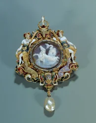 Biżuteria: zawieszka emaliowana na złotym krążku z kamelą. 1550-1575. Ciemny. 0,12x0,72m. Paryż, Luwr