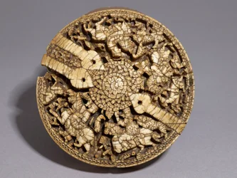 Pokrywa pojemnika ozdobiona czterema myśliwymi i zwierzętami, okres Umajjadów, 998-999 AD (patrz także 117778)