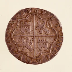 Srebrna moneta (8 reali) z Hiszpanii: panowanie Filipa (Filippo lub Filipa) II (1556-1598). 1589 śr. 3,5 cm Neapol, muzeum archeologiczne