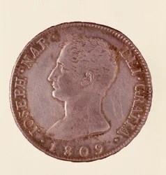 Srebrna moneta (douro lub piastra) z Hiszpanii: panowanie Józefa Napoleona (1808-1813). 1809 śr. 4 cm Neapol, muzeum archeologiczne