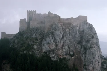 Widok na zamek Loarre, zbudowany w XI-XIII wieku