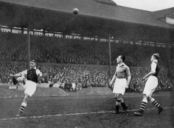 Akrobatyka w meczu Arsenal z Chelsea na Stamford Bridge, Londyn, c1933-c1938