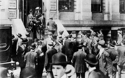 Niespokojne tłumy przed biurem White Star Line, 1912 1937
