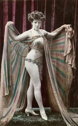 Pocztówka przedstawiająca tancerkę orientalną (zdjęcie kolorowe)