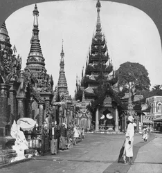 Wzdłuż platformy do południowego wejścia, Pagoda Shwedagon, Rangun, Birma, 1908