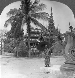 Klasztor buddyjski używany jako dom i szkoła dla księży, Mandalay, Birma, 1908