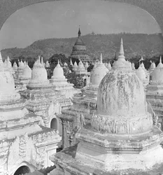 Patrząc na 450 pagód w Mandalay, Birma, 1908