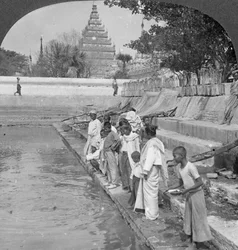 Pielgrzymi karmiący święte żółwie, Pagoda Arakan, Mandalaj, Birma, 1908.