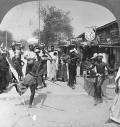 Młodzi mężczyźni wykonujący taniec z mieczem, Birma, 1908