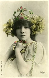 Henriette Rosine Bernard aka Sarah Bernhardt (1844-1923) jako „Odległa księżniczka”, sztuka Edmonda Rostanda. (zdjęcie czarno-białe)