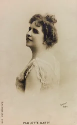 Portret francuskiej piosenkarki Paulette de Bardy, znanej jako Paulette Darty; Pocztówka