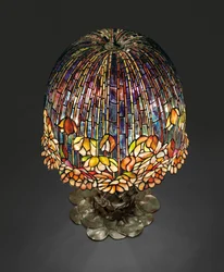 Lampa stołowa „Pond Lily”, ok. 1903 (szkło ołowiowe i patynowany brąz)
