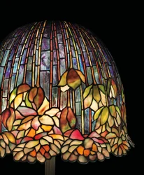 Lampa stołowa „Pond Lily”, ok. 1903 (szkło ołowiowe i patynowany brąz)