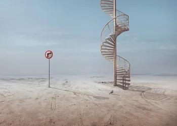 Surrealistyczne schody na pustyni