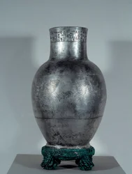 Mezopotamia: Wazon Entemena z grobowego srebra z motywami i pismem klinowym (bratanek i drugi następca Eannatum). Okres letni (2900-2200 pne). 2400 pne. Słońce 0,35x0,18 m Paryż, musee du Louvre