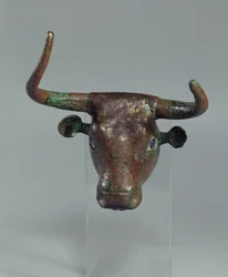 Głowa byka z królewskim sumeryjskim napisem, mocowanie do mebla lub harfy, z okresu wczesnego dynastycznego Telloh (starożytne Girsu), ok. 2500-2400 pne (miedź) (patrz także 208504)