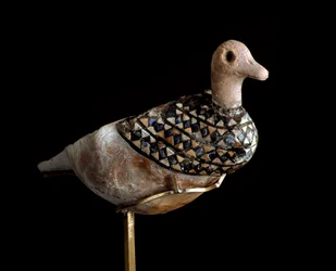Dolna Mezopotamia, Irak, Sztuka Sumeryjska: lampa w kształcie kaczki wykonana z muszli inkrustowanej lapis lazuli, czerwonym wapieniem i masą perłową. 3000 PNE. Słońce. l. 21 cm Bagdad, Narodowe Muzeum Iraku
