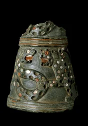 Dolna Mezopotamia, Irak, Sztuka sumeryjska: serpentynowa waza ze świątyni bogini Inanny, miejsce Nippur: przedstawienie walki lwicy z wężem. 2600-2500 p.n.e. niedz. 14,2 x śr. 12,5 cm Bagdad, Narodowe Muzeum Iraku