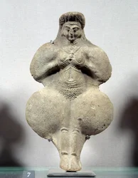 Sztuka orientalna: statuetka z terakoty przedstawiająca kobietę trzymającą się za piersi, prawdopodobne przedstawienie Isztar, bogini płodności. Z Suzy. Iran. Okres elamicki. XIV-XII wiek p.n.e. Słońce 0,16m. Muzeum w Luwrze
