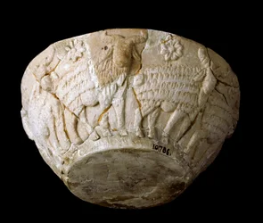 Sztuka sumeryjska: wapień wyrzeźbiony z płaskorzeźb beliers. 3000 PNE. Wymiary 9 x średnica 22 cm Bagdad, Narodowe Muzeum Iraku