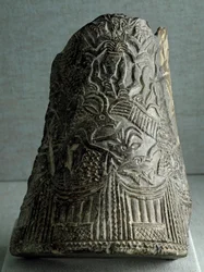 Cywilizacja sumeryjska: fragment wazy węża ze wschodniego Iranu. Ciemny. 22,5 cm Okres końca archaicznych dynastii (2500 pne) Bagdad, Narodowe Muzeum Iraku