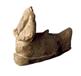 Cywilizacja sumeryjska: statuetka z terakoty ochronnego dżina w kształcie człowieka-ryby, umieszczona pod fundamentami domu. VIII-VII w. p.n.e. Ciemny. 12x9,7 cm Bagdad, Narodowe Muzeum Iraku