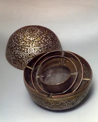 Sztuka Wschodu: Perfumy Burle (perfumy spalające) lub podgrzewacz do rąk (ogrzewacz do rąk) z Syrii, koniec XV, początek XVI wieku. Stop miedzi kuty z dekoracją nagrobną, przebity, inkrustowany złotą, srebrną i czarną pastą. Paryż, Musee du Louvre